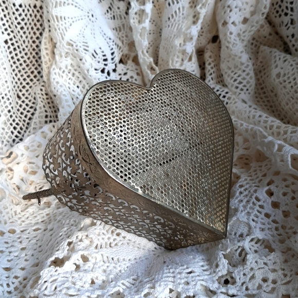 2/$15 BUNDLE DEAL•Heart-Shaped Wire Basket - Picture 3 of 4